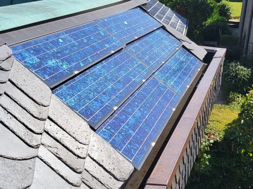 PV-Module Solaranlage auf einem Dach mit blauen Photovoltaikmodulen.