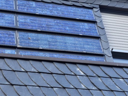 PV-Module Dach mit blauen Solarmodulen und schiefergrauer Eindeckung.