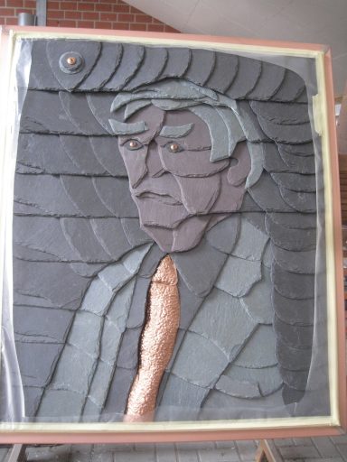 Ornament Porträt eines Mannes aus verschiedenen Materialien, mit grauen und braunen Farbtönen.